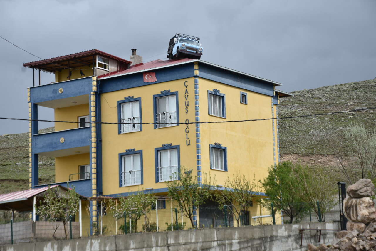 Kendisi öldü, ilginç fikri çatıda kaldı 8
